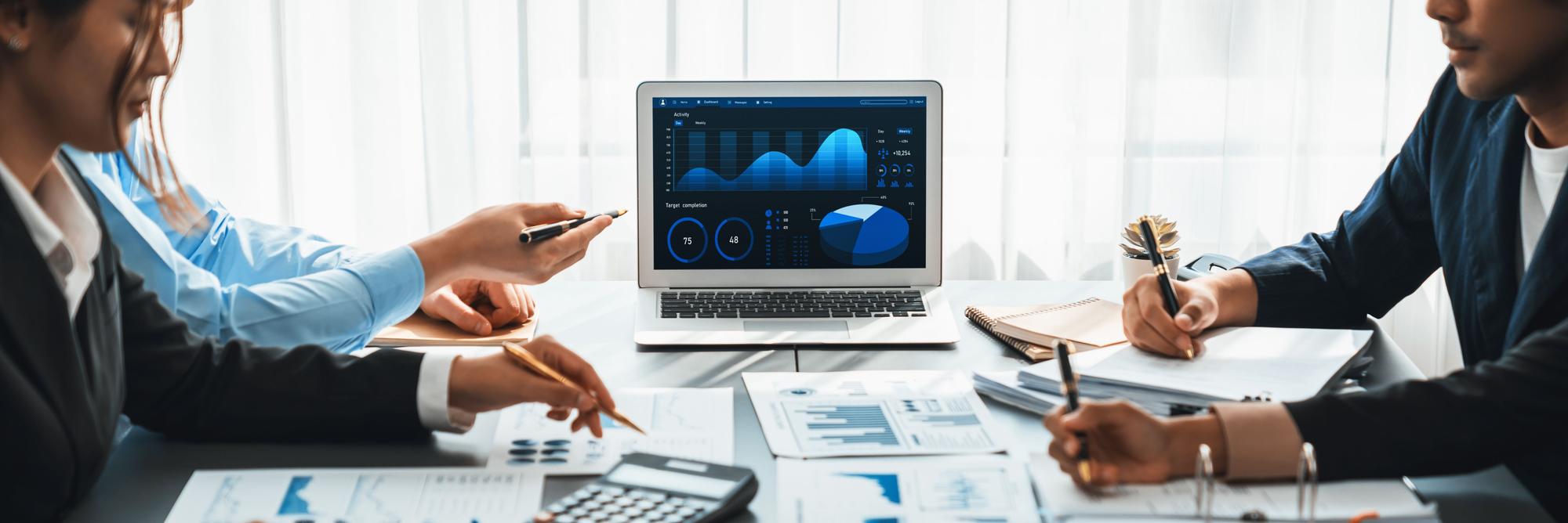 Equipe de especialistas em consultoria otimizando processos e gestão de empresas