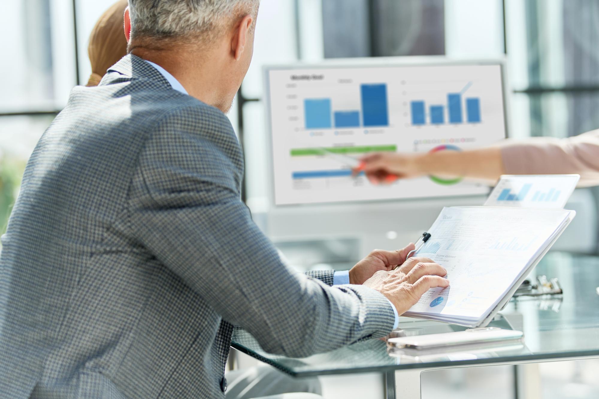 Gestão financeira e auditoria de desempenho operacional de companhias